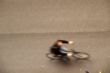 Kentsel bir ortamda bisiklet sürmek