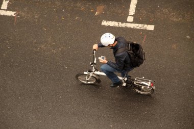 Kentsel bir ortamda bisiklet sürmek