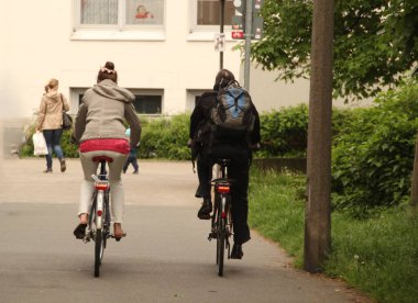 Kentsel bir ortamda bisiklet sürmek