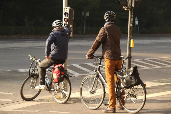 Andar Bicicleta Num Ambiente Urbano — Fotografia de Stock