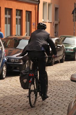 Kentsel bir ortamda bisiklet sürmek