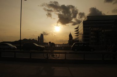 Akşamları Londra Köprüsü 'nü geçmek