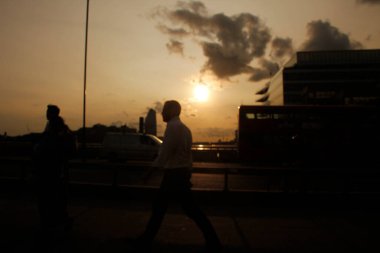 Akşamları Londra Köprüsü 'nü geçmek