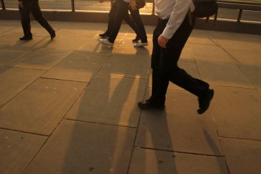 Akşamları Londra Köprüsü 'nü geçmek