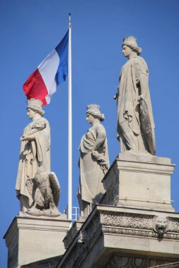Paris şehir merkezinde heykel