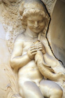 Paris şehir merkezinde heykel