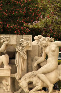 Paris şehir merkezinde heykel