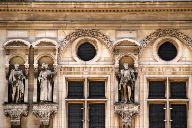 Paris şehir merkezinde heykel