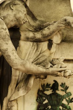 Paris şehir merkezinde sanatsal bir heykel.