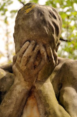 Paris şehir merkezinde sanatsal bir heykel.