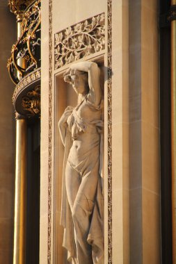 Paris şehir merkezinde sanatsal bir heykel.