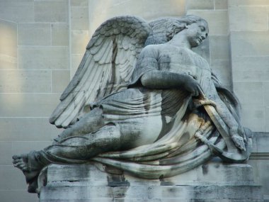 Paris şehir merkezinde sanatsal bir heykel.