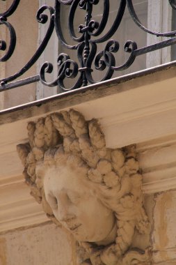 Paris şehir merkezinde sanatsal bir heykel.