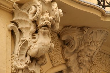 Paris şehir merkezinde sanatsal bir heykel.