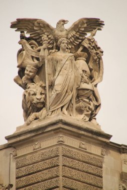 Paris şehir merkezinde sanatsal bir heykel.
