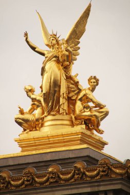 Paris şehir merkezinde sanatsal bir heykel.