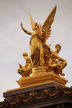 Paris şehir merkezinde sanatsal bir heykel.