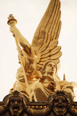 Paris şehir merkezinde sanatsal bir heykel.