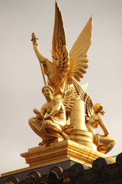 Paris şehir merkezinde sanatsal bir heykel.