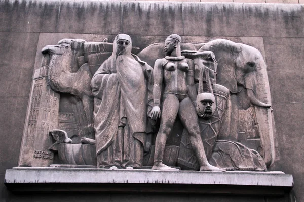 巴黎市中心的雕塑 — 图库照片