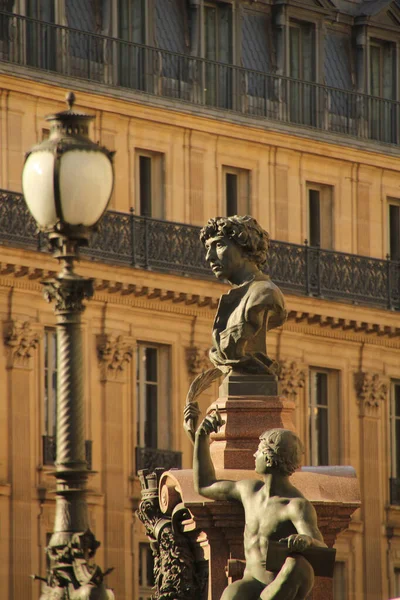 Καλλιτεχνικό Άγαλμα Στο Κέντρο Του Παρισιού — Φωτογραφία Αρχείου