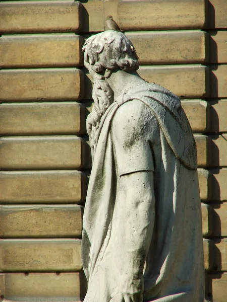 Καλλιτεχνικό Άγαλμα Στο Κέντρο Του Παρισιού — Φωτογραφία Αρχείου