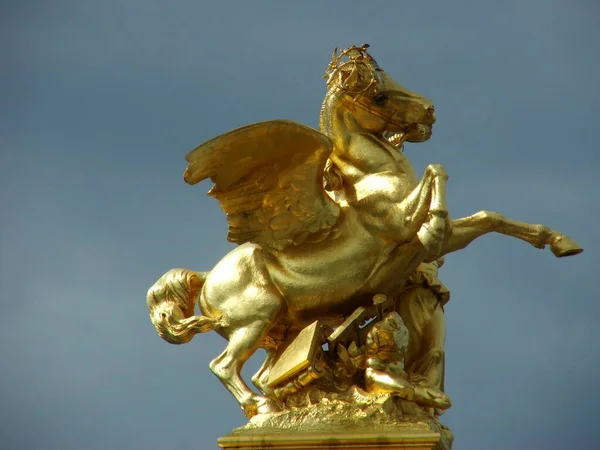 Художественная Статуя Центре Парижа — стоковое фото