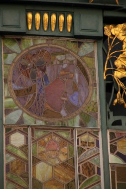 Prag 'daki bir binada lekeli camlar.