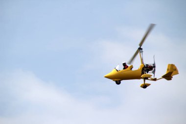 Helikopterde uçan bir adam