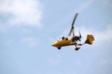 Helikopterde uçan bir adam