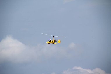 Helikopterde uçan bir adam