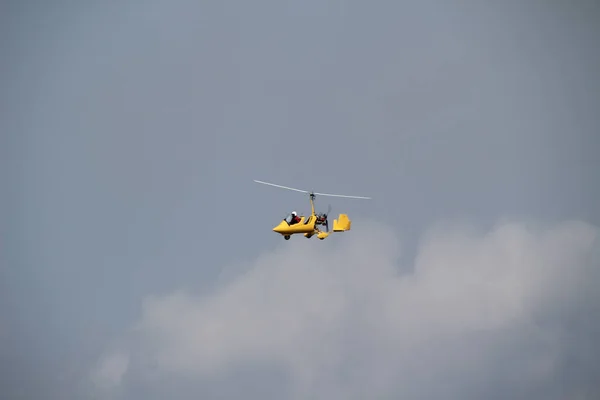 Hombre Volando Helicóptero — Foto de Stock