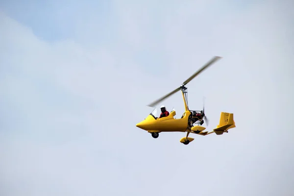 Man Flying His Helicopter — Stock Photo, Image