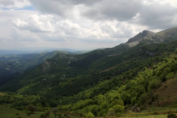 Πεζοπορία Στα Βουνά Της Χώρας Των Βάσκων — Φωτογραφία Αρχείου