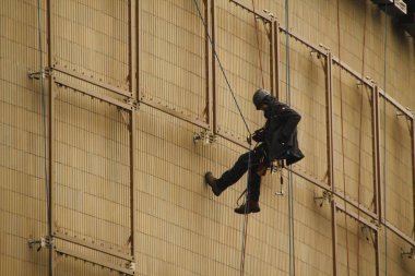 Kentsel bir çevrede inşaat alanı