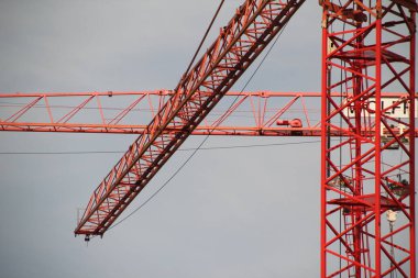 Kentsel bir çevrede inşaat alanı
