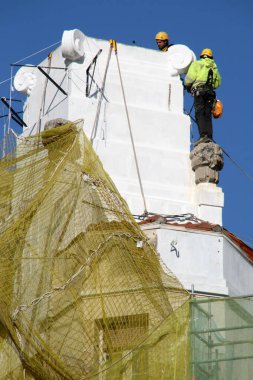 Kentsel bir çevrede inşaat alanı