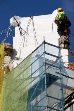 Kentsel bir çevrede inşaat alanı