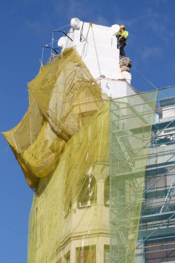 Kentsel bir çevrede inşaat alanı