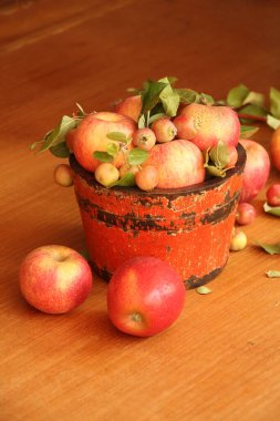 Masadaki kırmızı elmalar