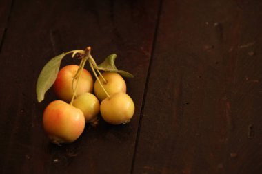 Masadaki kırmızı elmalar