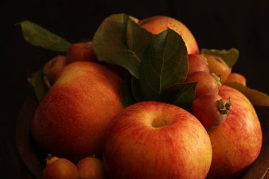 Masadaki kırmızı elmalar