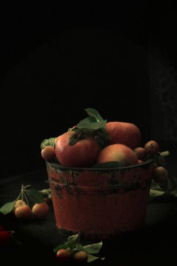 Masadaki kırmızı elmalar