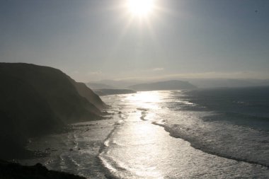 Bask ülkesinin sahilinde alacakaranlık.