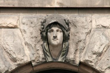 Berlin 'deki bir binada heykel