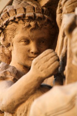 Berlin 'deki bir binada heykel