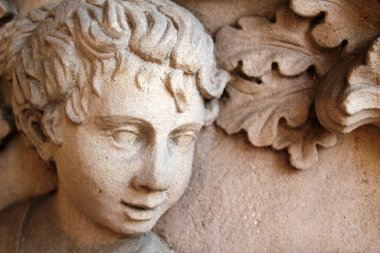 Berlin 'deki bir binada heykel