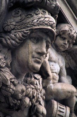 Berlin 'deki bir binada heykel