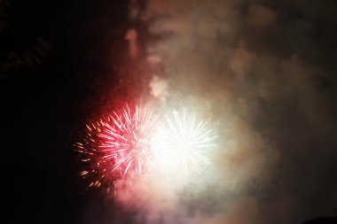 Geceleri havai fişek gösterisi