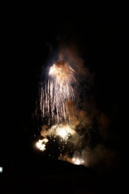 Geceleri havai fişek gösterisi